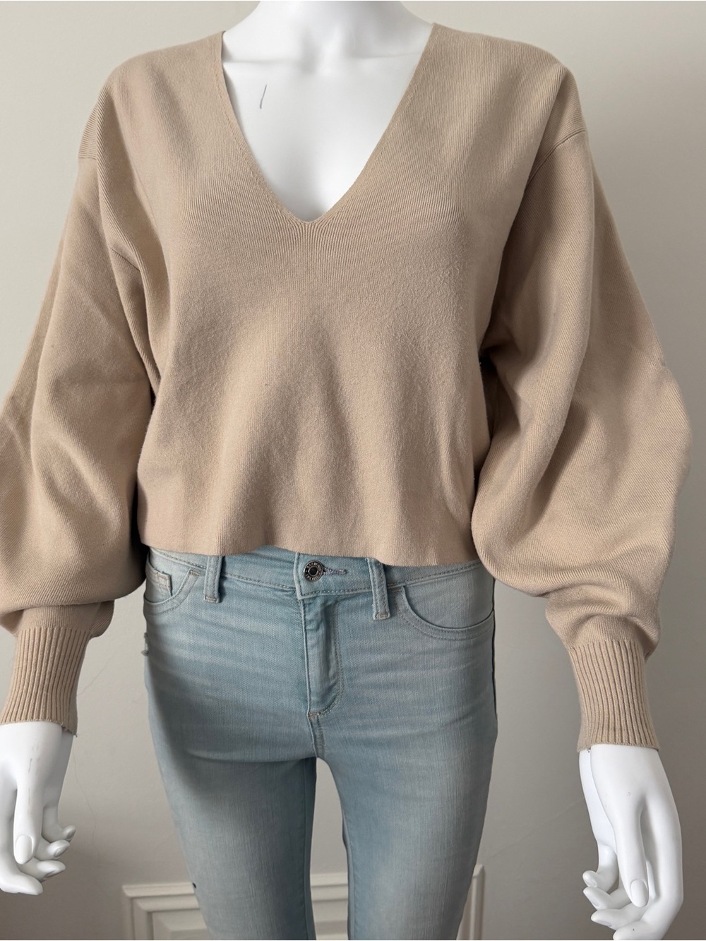 Aritzia Beige Cropped V-Neck Balloon Sleeve Sweater